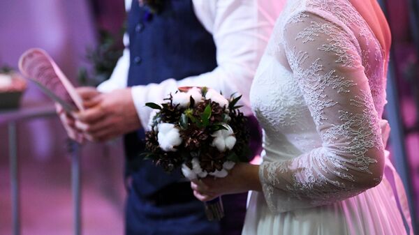 Жених с невестой во время свадьбы. Архивное фото - Sputnik Кыргызстан