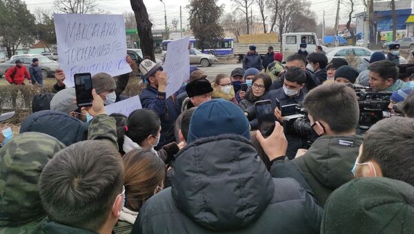 Митинг сторонников задержанного экс-муфтия Максатбека Токтомушева возле здания ГКНБ в Бишкеке - Sputnik Кыргызстан