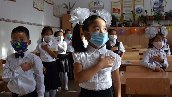 Кыргызские школьники одетые в защитные маски на уроке в школе. Архивное фото - Sputnik Кыргызстан