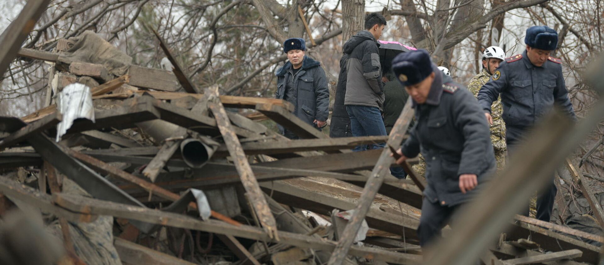 Сотрудники милиции на месте взрыва газа в частом доме в Аламединском районе Бишкека - Sputnik Кыргызстан, 1920, 11.02.2021