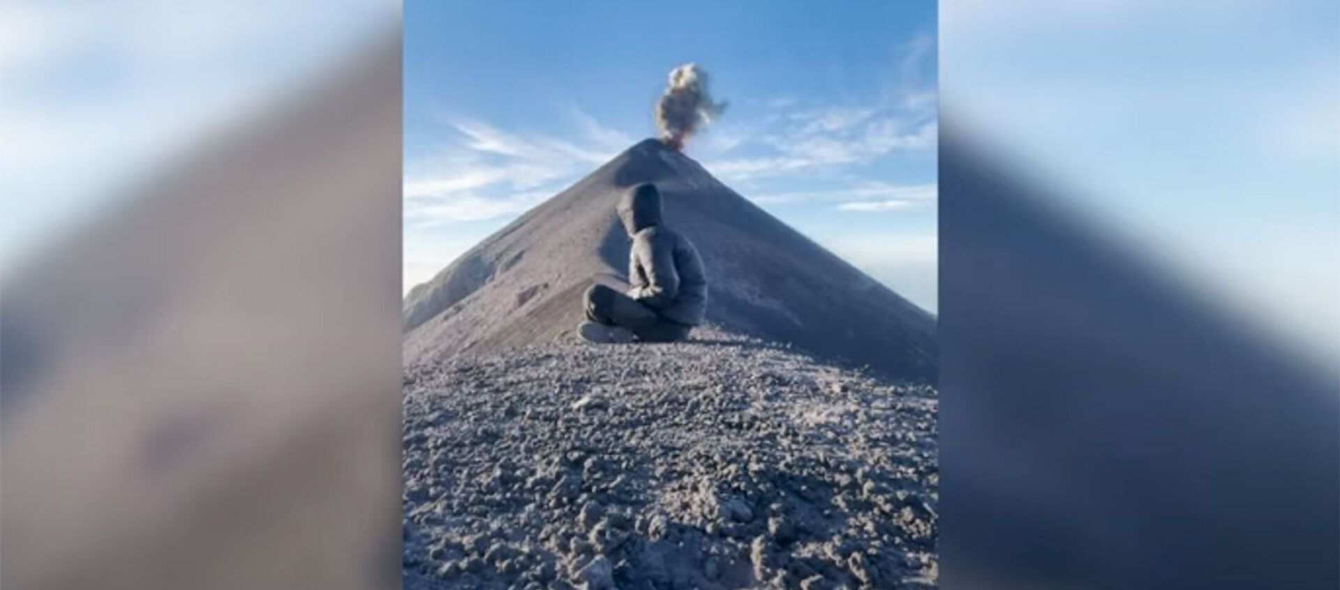 Турист медитировал на горе, когда позади него проснулся вулкан — видео - Sputnik Кыргызстан, 1920, 11.02.2021