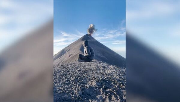 Турист медитировал на горе, когда позади него проснулся вулкан — видео - Sputnik Кыргызстан