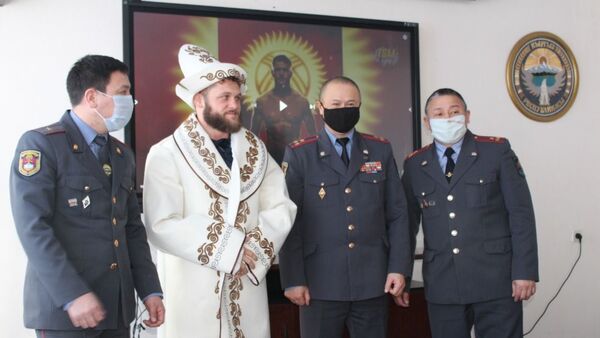 Боец UFC Рафаэль Физиев посетил Академию МВД КР - Sputnik Кыргызстан