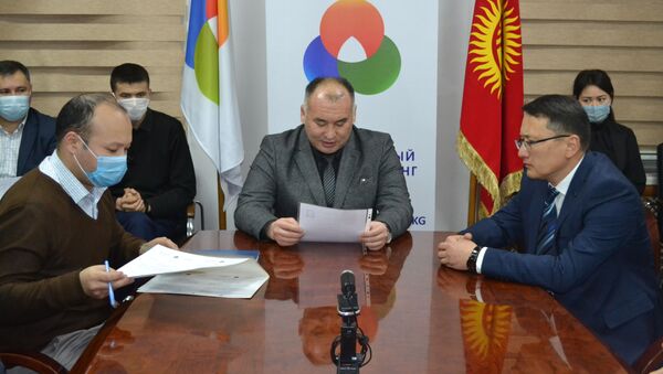 Бакыт Сыдыков (справа) представлен коллективу Национального энергохолдинга - Sputnik Кыргызстан