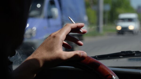 Водитель курит за рулем такси. Архивное фото - Sputnik Кыргызстан
