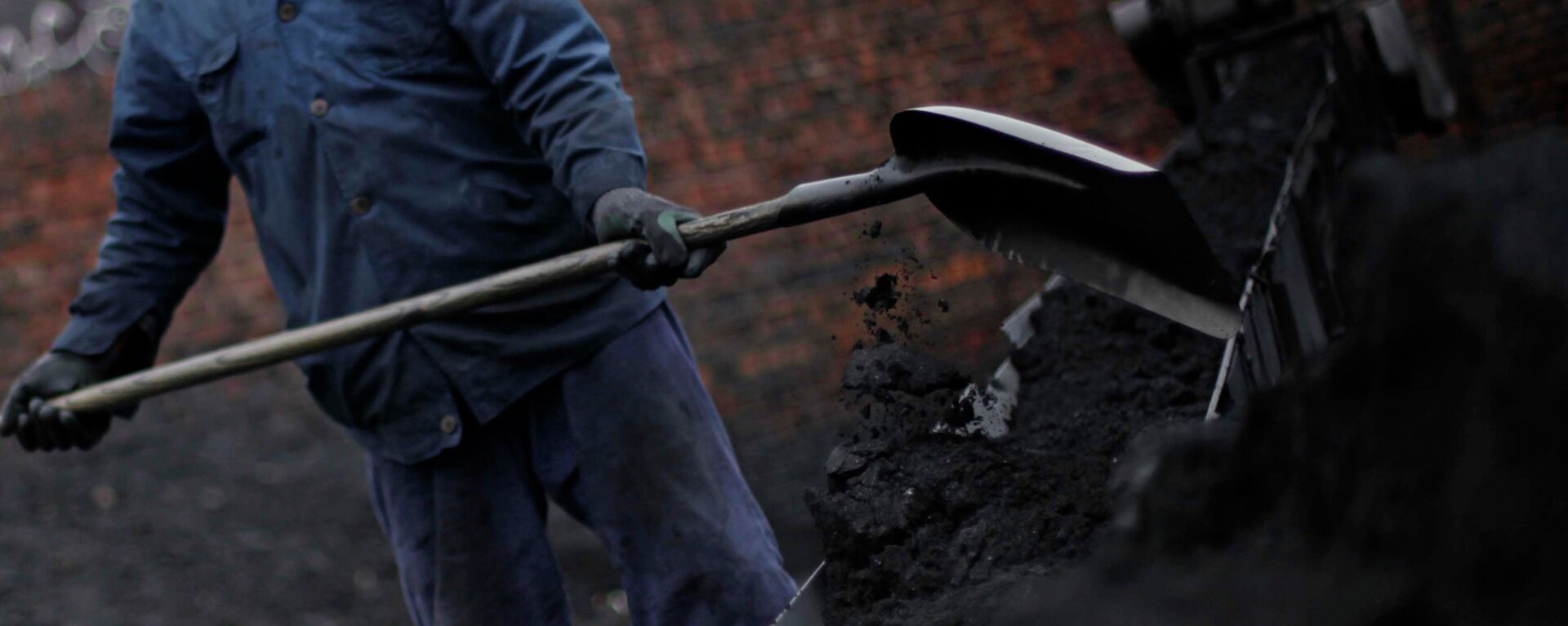 Рабочий - угольщик сгребает уголь. Архивное фото  - Sputnik Кыргызстан, 1920, 18.10.2023