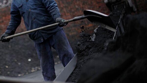 Рабочий сгребает уголь. Архивное фото - Sputnik Кыргызстан