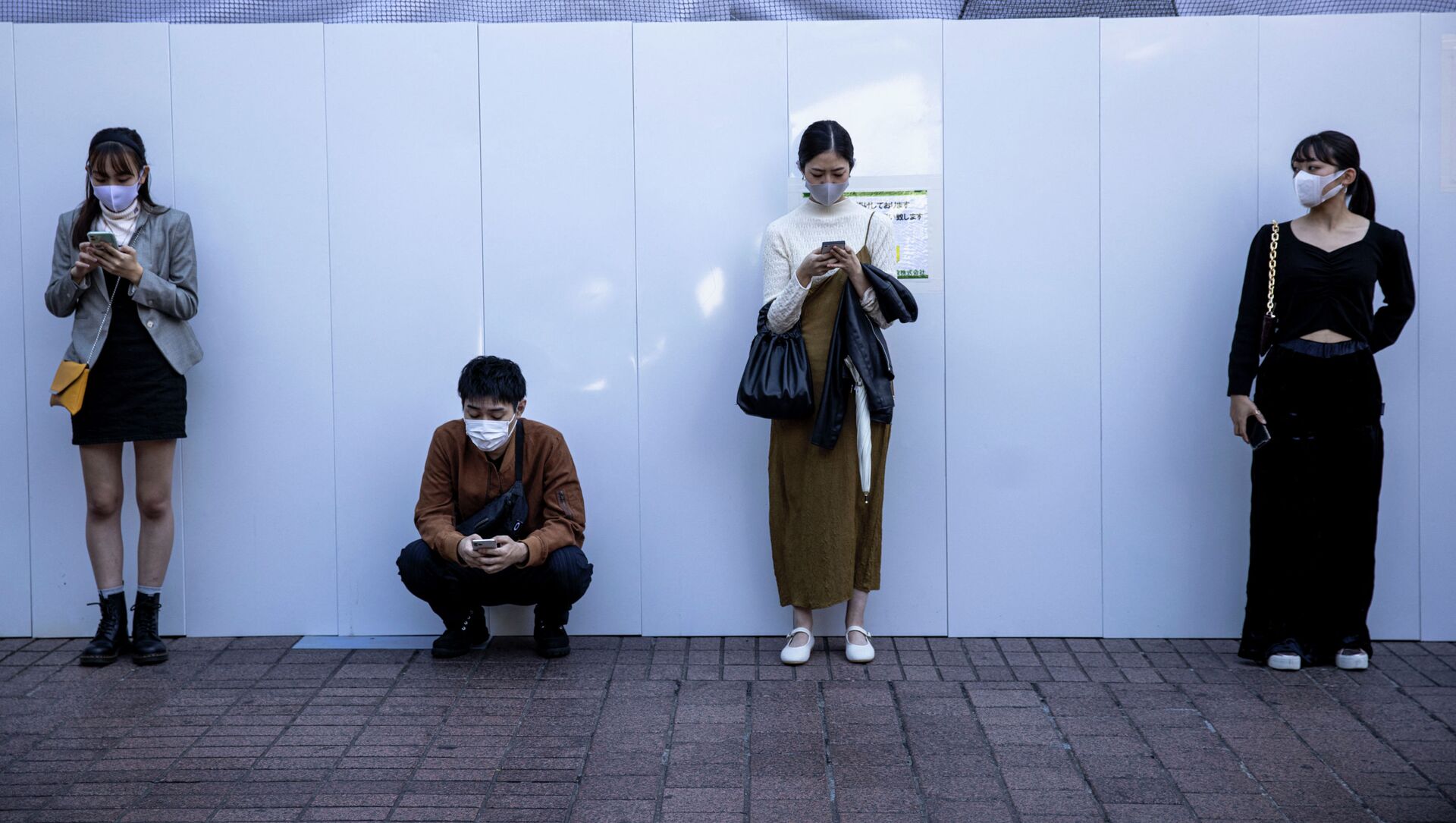 Жители Токио стоят соблюдая санитарную дистанцию. Архивное фото - Sputnik Кыргызстан, 1920, 13.02.2021