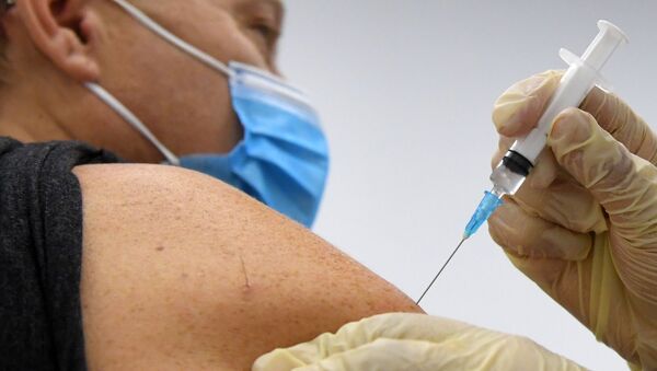 Мужчина вакцинируется против COVID-19  - Sputnik Кыргызстан