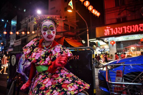 Танцовщица в китайском квартале в Бангкоке накануне наступления Лунного Нового года - Sputnik Кыргызстан