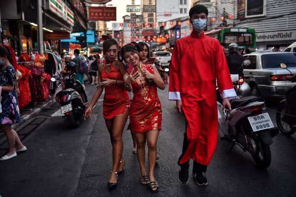 Люди в традиционных нарядах в китайском квартале в Бангкоке в преддверии наступления лунного Нового года - Sputnik Кыргызстан