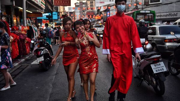 Люди в в китайском квартале Бангкока. Архивное фото - Sputnik Кыргызстан
