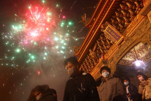 Фейерверк по случаю лунного Нового года в Тайбэе, Тайвань - Sputnik Кыргызстан