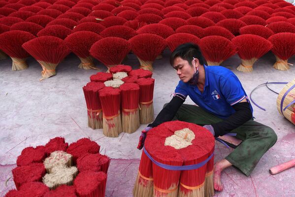 Мужчина во время упаковки ароматических палочек недалеко от Ханоя, Вьетнам - Sputnik Кыргызстан