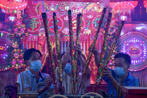 Верующие с ароматическими палочками в храме во время Нового года по лунному календарю в Такмау, Камбоджа - Sputnik Кыргызстан