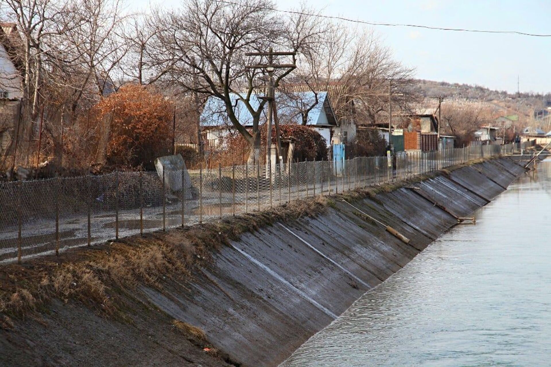 В Оше оградили 900 метров канала от детей — фото - Sputnik Кыргызстан, 1920, 13.02.2021