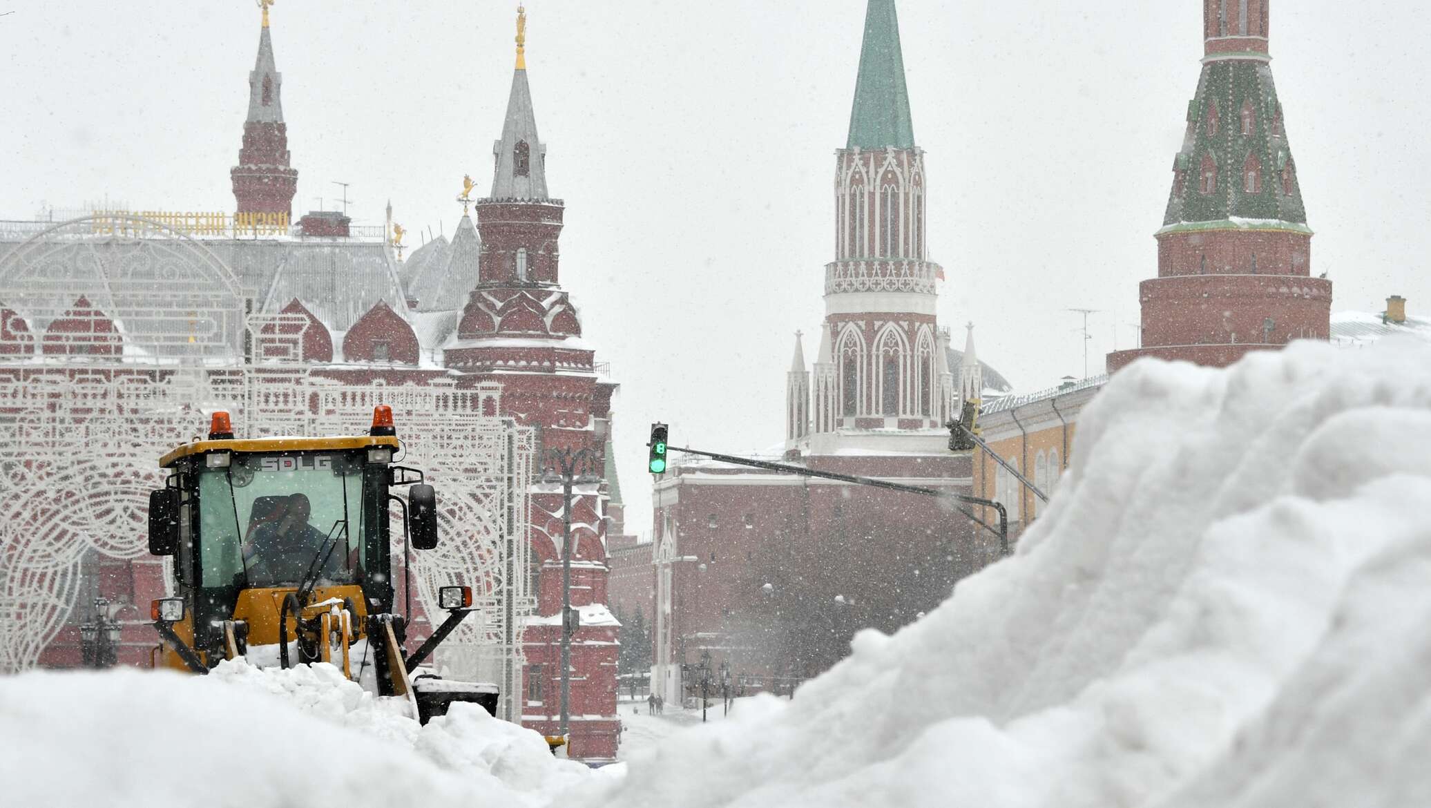 Будет ли еще снегопад в москве. Москва снегопад 2021. Снежный апокалипсис в Москве. Сугробы в Москве 2022. Снег в Москве.