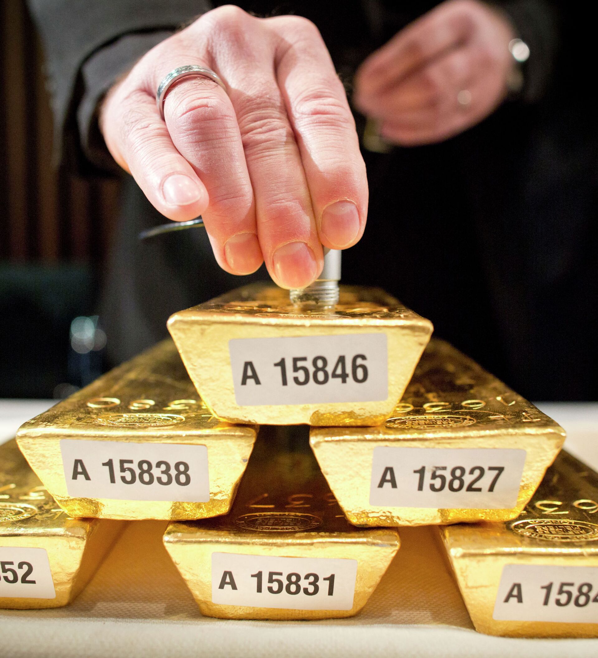 Мировая биржа золота. Слиток золота. Слиток золотой. Драгоценные металлы. Слиток золота Россия.