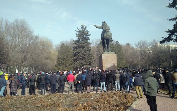 В центре Бишкека прошел митинг недовольных решением суда в отношении бывшего замглавы таможни Райыма Матраимова. - Sputnik Кыргызстан