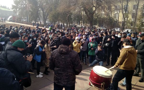 Люди собрались возле железнодорожного вокзала и отправились маршем на центральную площадь Ала-Тоо. - Sputnik Кыргызстан