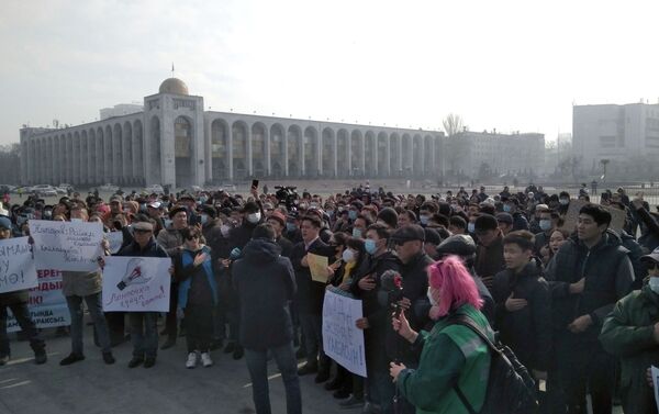 Митингующие потребовали от президента Садыра Жапарова сдерживать обещания. - Sputnik Кыргызстан