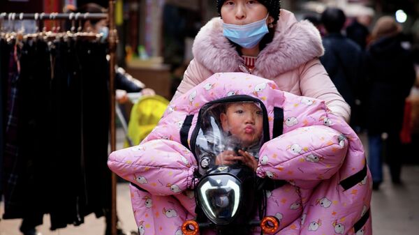 Мать с ребенком на велосипеде в Китае. Архивное фото - Sputnik Кыргызстан