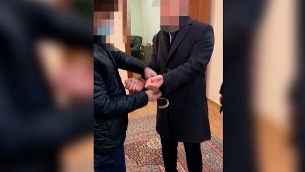 Заковали в наручники в кабинете — как задерживали главу Кыргызалтына. Видео - Sputnik Кыргызстан