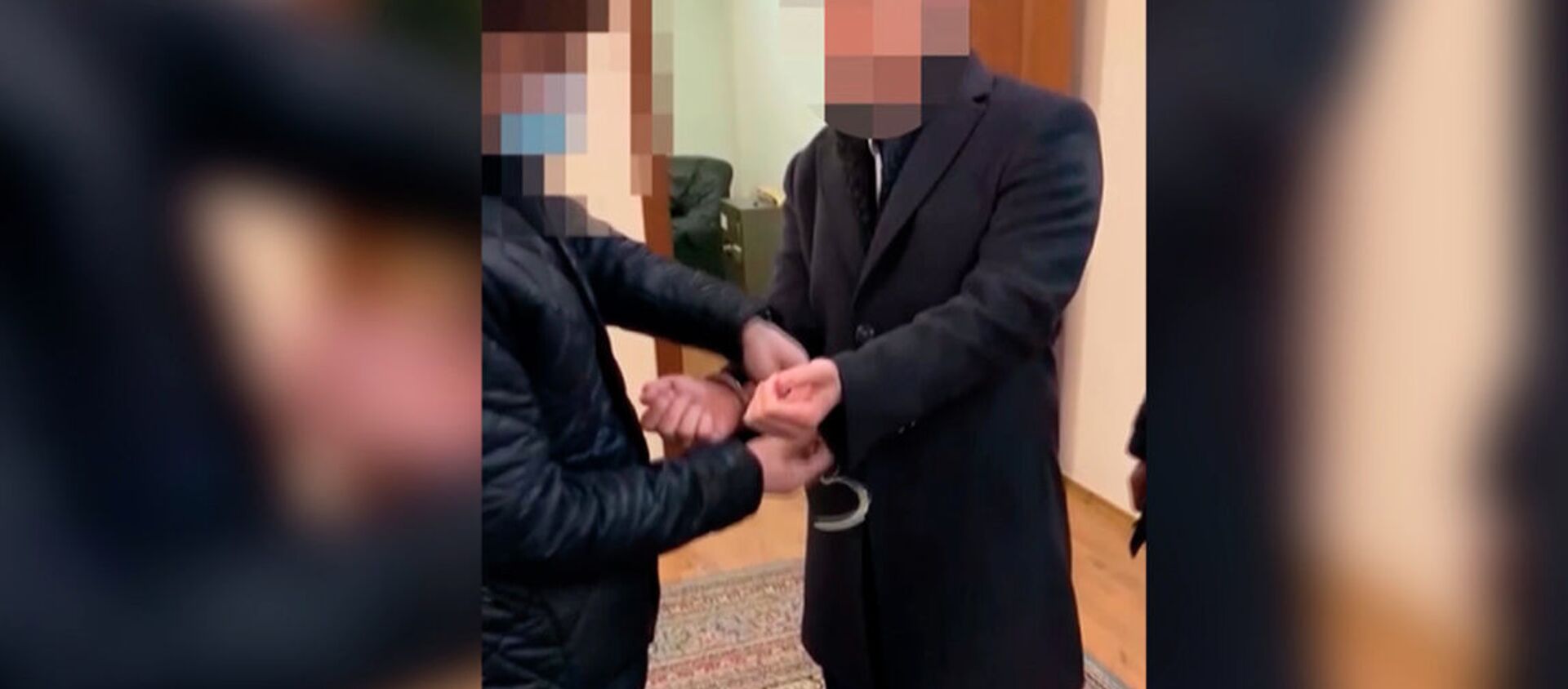 Заковали в наручники в кабинете — как задерживали главу Кыргызалтына. Видео - Sputnik Кыргызстан, 1920, 15.02.2021