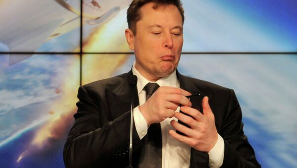 Основатель SpaceX Илон Маск смотрит в свой мобильный телефон. Архивное фото - Sputnik Кыргызстан
