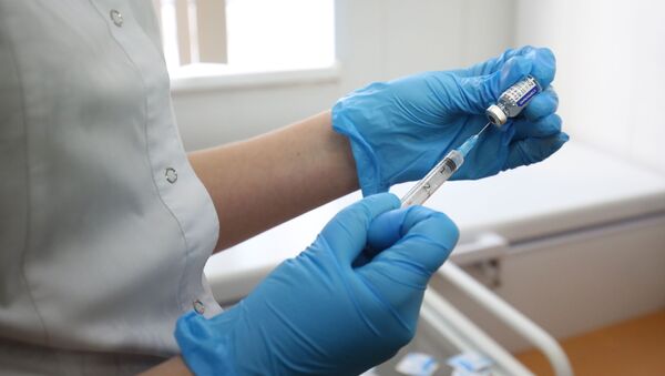 Медсестра делает прививку пациенту от коронавируса. Архивное фото - Sputnik Кыргызстан
