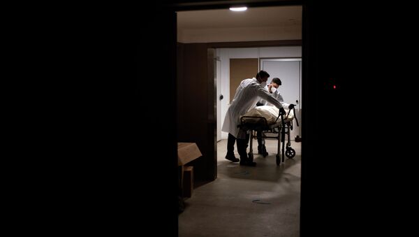 Работники морга переносят тело человека. Архивное фото - Sputnik Кыргызстан