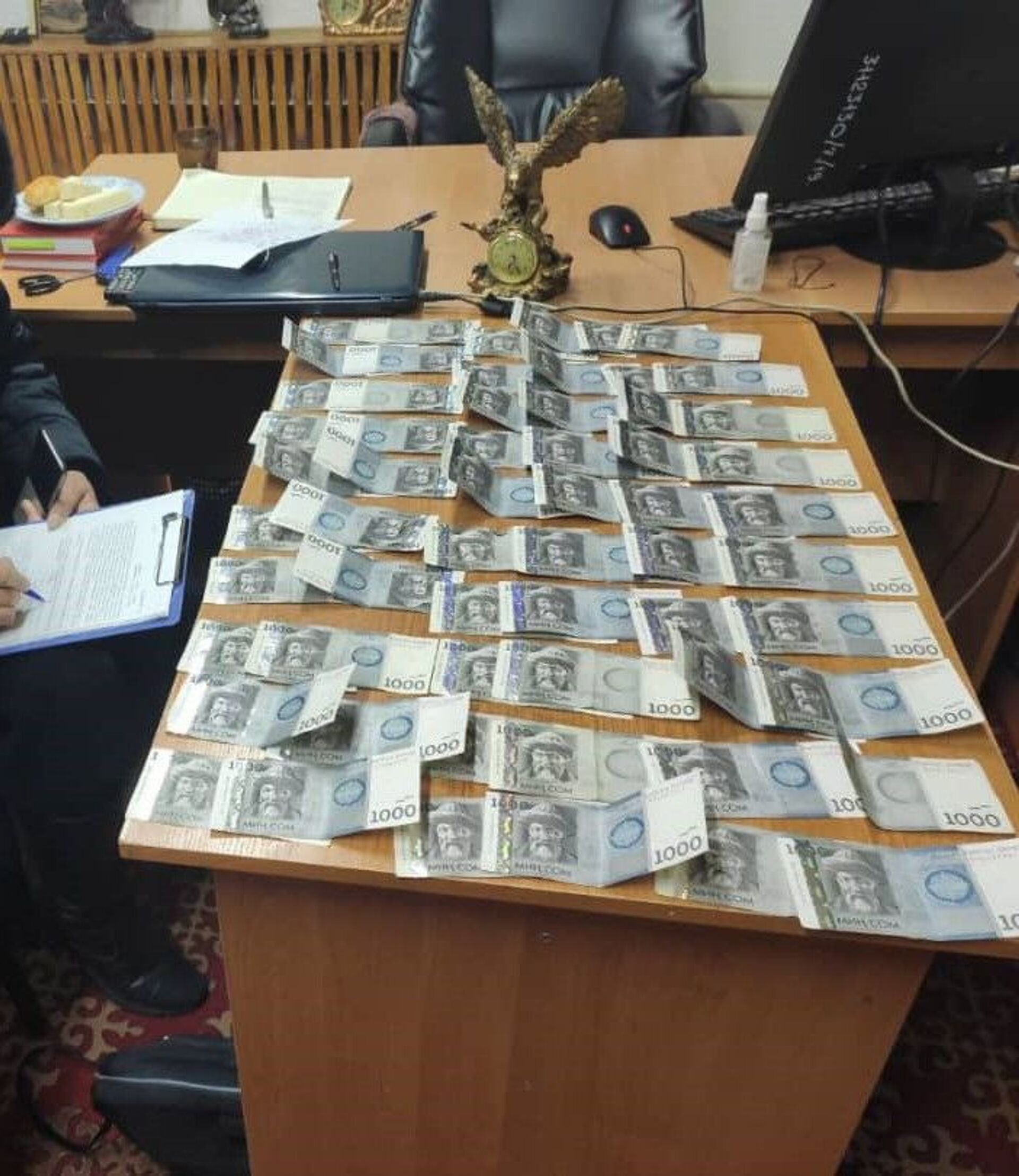 Вымогательство — в Нарыне задержан инспектор Счетной палаты - Sputnik Кыргызстан, 1920, 16.02.2021
