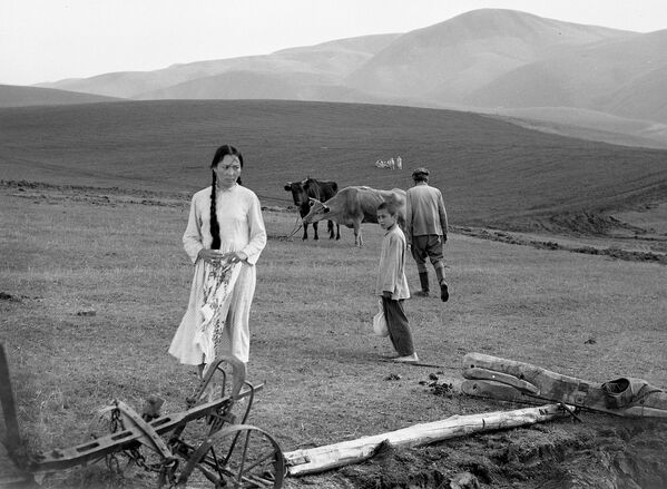 Үсөнжан Ибрагимовдун &quot;Таштагы жылмаюу&quot; кинокартинасында актриса Жамалдын образында, 1974-жыл - Sputnik Кыргызстан