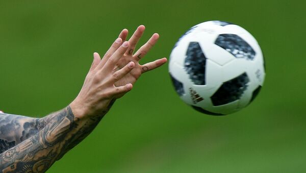 Игрок ловит мяч руками. Архивное фото - Sputnik Кыргызстан