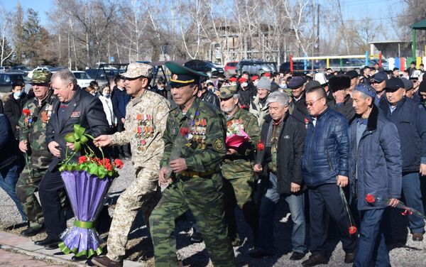 Военнослужащие российской авиабазы Кант приняли участие в митинге, посвященном 32-й годовщине вывода советских войск из Афганистана - Sputnik Кыргызстан