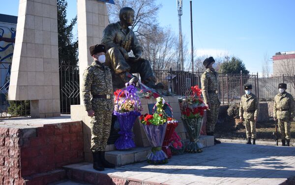 В ходе митинга состоялись награждение ветеранов и возложение цветов к памятнику воинам-афганцам - Sputnik Кыргызстан