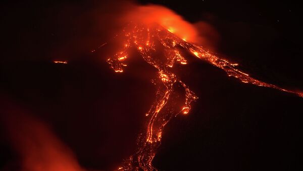 Извержение вулкана Этна в Италии - Sputnik Кыргызстан