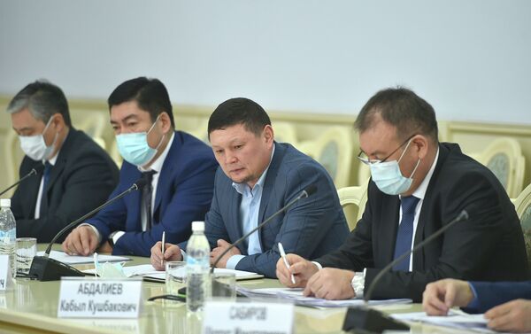 По его словам, из-за роста цен на основные продукты многие граждане вынуждены отказываться от приобретения тех или иных товаров - Sputnik Кыргызстан