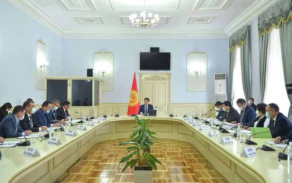 Премьер-министр КР Улукбек Марипов раскритиковал работу Госагентства антимонопольного регулирования из-за повышения цен на продукты первой необходимости - Sputnik Кыргызстан