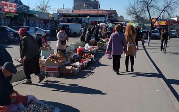 На Орто-Сайском рынке в Бишкеке ликвидировали 40 точек стихийной торговли, сообщила пресс-служба мэрии - Sputnik Кыргызстан