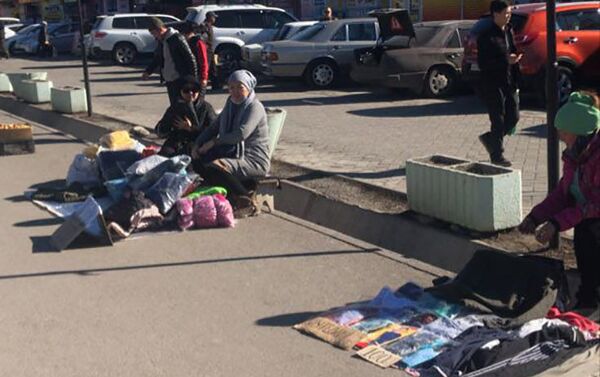 Отмечается, что сотрудники муниципалитета продолжают борьбу со стихийной торговлей в столице - Sputnik Кыргызстан