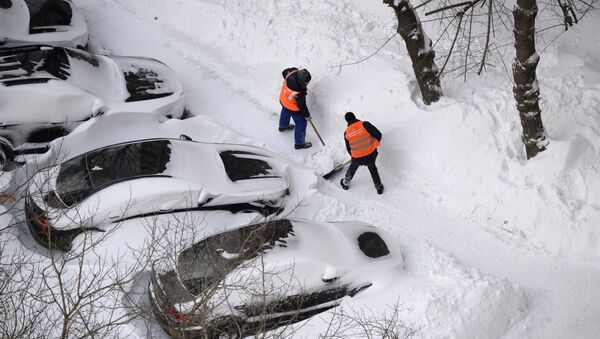Дворники расчищают снег в микрорайоне. Архивное фото - Sputnik Кыргызстан