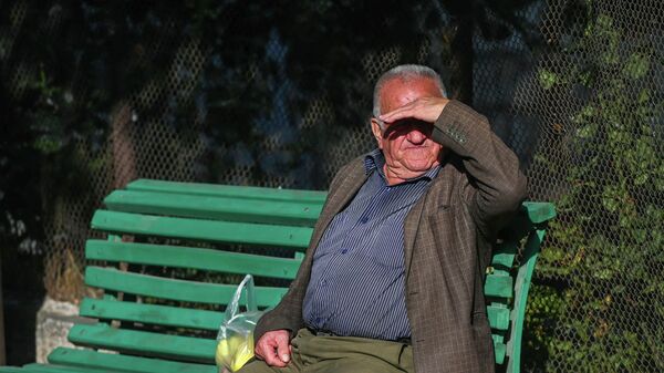 Мужчина сидит на скамейке. Архивное фото - Sputnik Кыргызстан