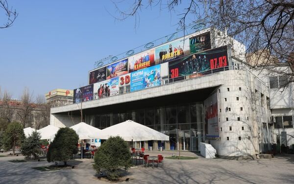 По мнению руководства городской архитектуры, в последнее время фасады зданий превратились в плоскости для анонсирования кинопремьер, а в некоторых случаях переходятся разумные границы — все залеплено рекламой настолько, что за баннерами практически не видно зданий - Sputnik Кыргызстан