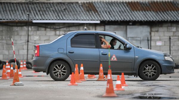 Инструктор и начинающий водитель во время практических занятий в автошколе. Архивное фото - Sputnik Кыргызстан