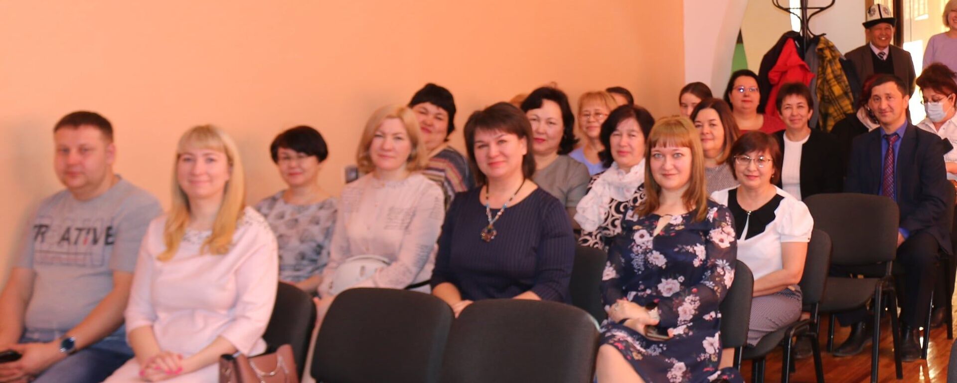 РФтин Агартуу министрлигинин Россиянын мугалими чет жерде аттуу гуманитардык долбоорунун алкагында Ошко педагогдордун делегациясы учуп келди - Sputnik Кыргызстан, 1920, 18.02.2021