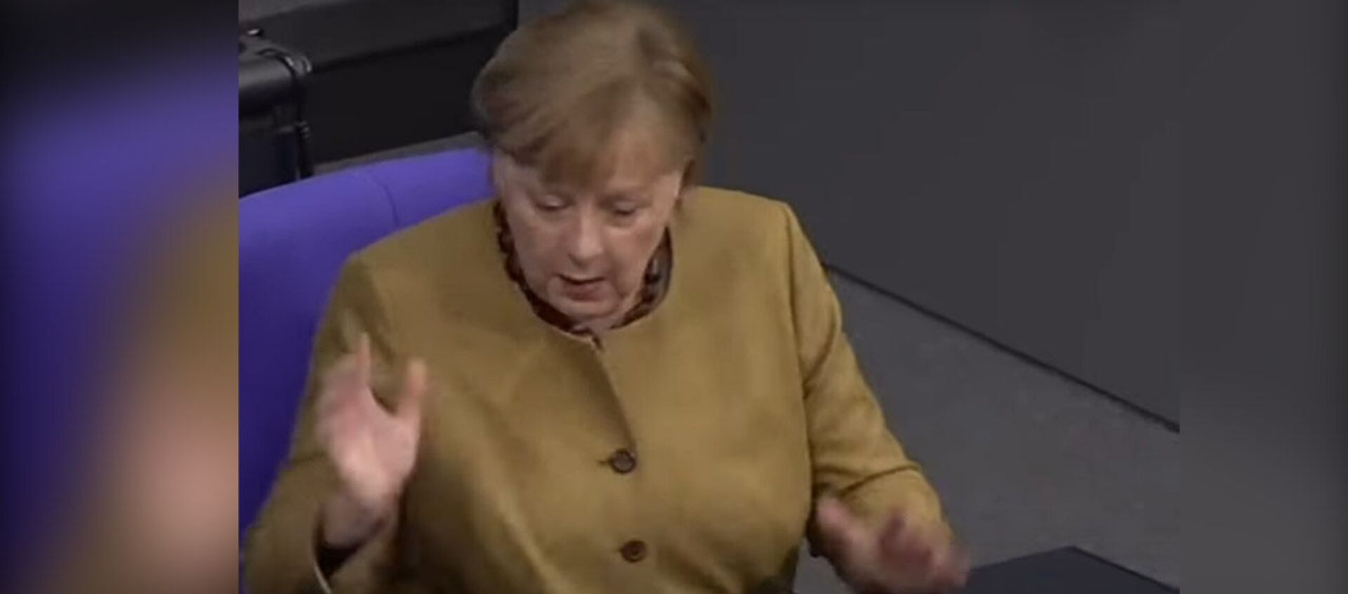 Меркель забыла маску на трибуне — видео ее реакции набрало 3 млн просмотров - Sputnik Кыргызстан, 1920, 19.02.2021