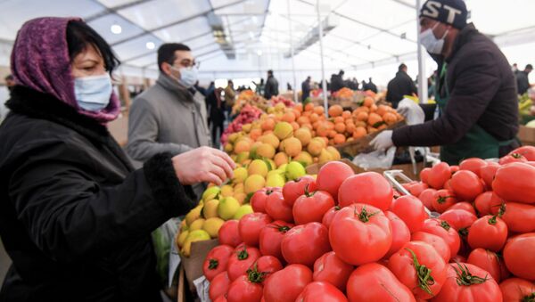 Продажа овощей и фруктов на ярмарке. Архивное фото - Sputnik Кыргызстан