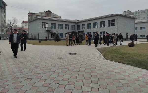 В Бишкеке у здания Первомайского районного суда митингуют сторонники бывшего заместителя председателя Государственной таможенной службы Райыма Матраимова - Sputnik Кыргызстан