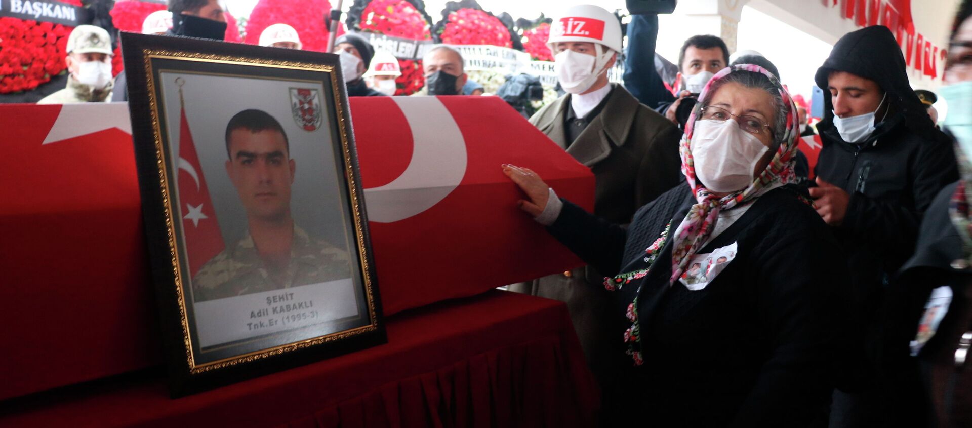 Бабушка турецкого солдата касается гроба во время похорон внука и его сослуживца в Газиантеп (Турция) - Sputnik Кыргызстан, 1920, 19.02.2021
